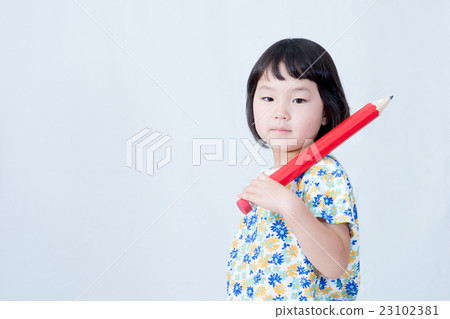 有一支大鉛筆的一個女孩 23102381