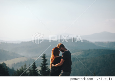 Photo of a couple in the mountains 23104014
