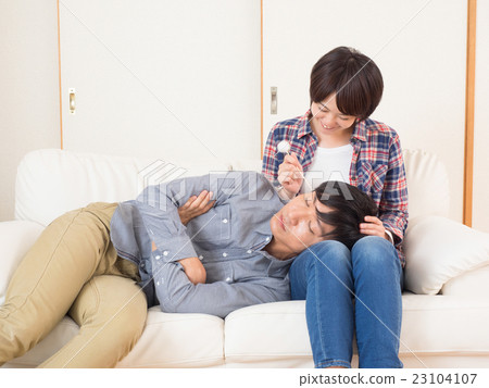 做與膝蓋枕頭的耳朵清潔的夫婦 23104107