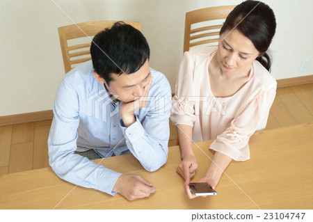 Middle couple searching with smaho 23104747