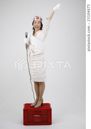 女候選人的街頭演講白背 女候選人的街頭演講白背 23104875