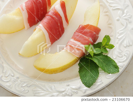 Becon and melon. Ham. Traditional Spanish dish 23106670