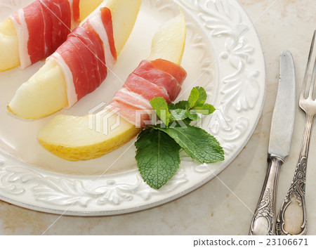 Becon and melon. Ham. Traditional Spanish dish 23106671