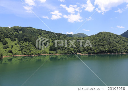 Tokuyama湖在夏天 23107958