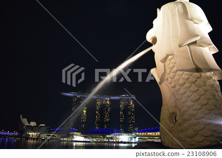 Merlion looking at Marina Bay Sands 23108906