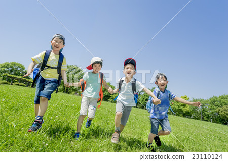 Elementary school students playing in a fresh green park 23110124
