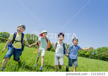 Elementary school students playing in a fresh green park 23110125