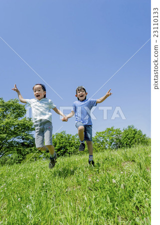 小學生在一個新鮮的綠色公園玩 小學生在一個新鮮的綠色公園玩 23110133