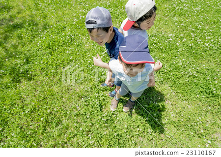 Elementary school students playing in a fresh green park 23110167
