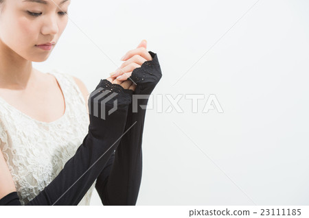 女性穿著防紫外線手臂套 23111185