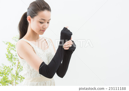 Women wearing UV protection arm covers 23111188