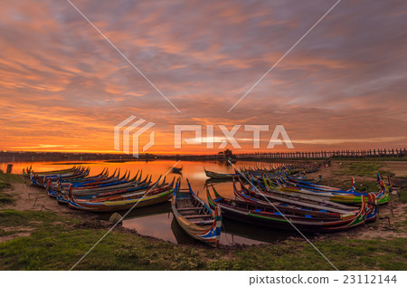 Wooden boat in Ubein Bridge at sunrise 23112144