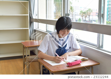 A girl student receiving a summer seminar 23112244