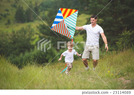 Father playing with son in park 23114089