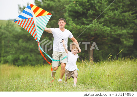 Father playing with son in park 23114090