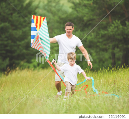 Father playing with son in park 23114091