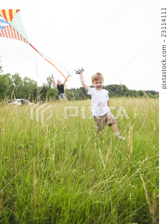 Father playing with son in park 23114111