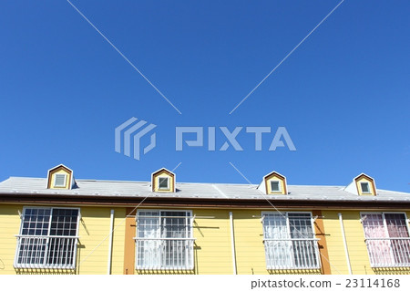 Yellow house and blue sky 23114168