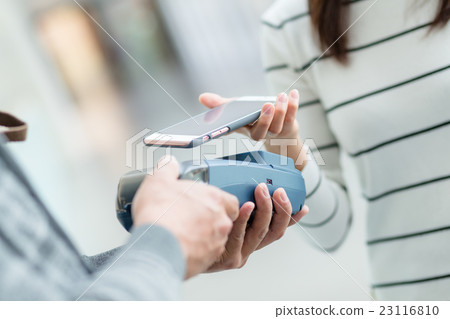 Customer pay with mobile phone Customer pay with mobile phone 23116810