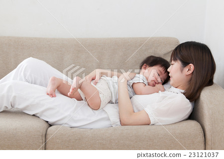 嬰兒和母親在沙發上 23121037
