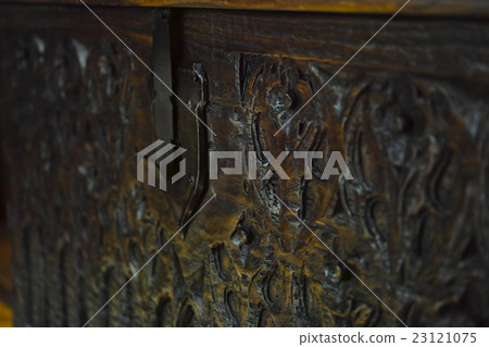 Old furniture 23121075
