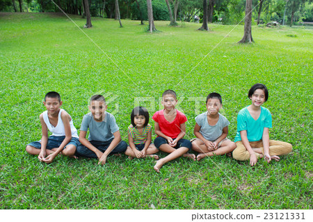Six children playing in the park 23121331