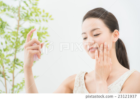 A woman spraying (beauty) A woman spraying (beauty) 23121937
