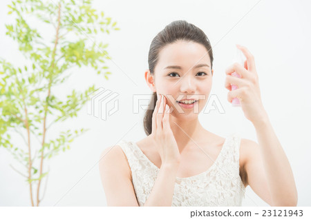 A woman spraying (beauty) 23121943