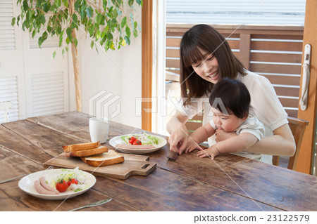 父母和孩子用餐 23122579