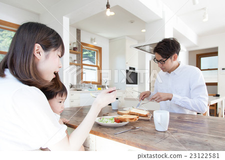 在用餐室用餐的家庭 23122581