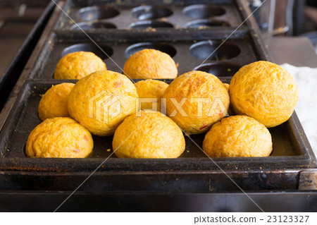 Rice wrapped in an omelette shaped like Takoyaki 23123327