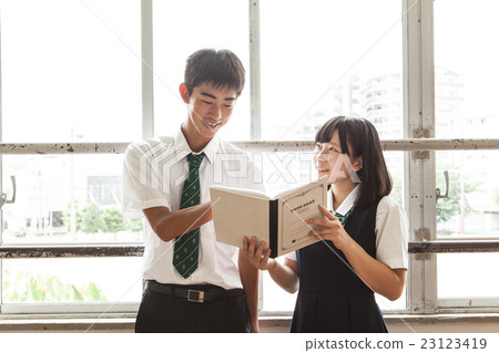 性別學生在休息時分享筆記 23123419