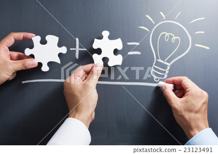 一隻手結合拼圖和手繪一個燈泡點亮黑板上 23123491