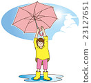 小女孩舉起傘，很高興雨已經停止了（雨衣+水坑+藍天） 23127651