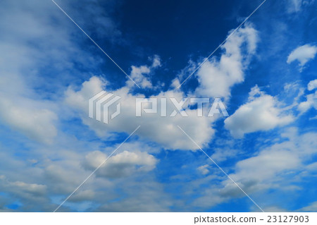 Blue skies and white clouds (floating clouds) Blue skies and white clouds (floating clouds) 23127903