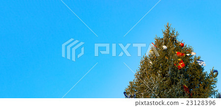 Banner with a decorated Christmas tree 23128396