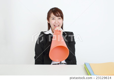大聲呼喊關於工作的不滿的女商人 大聲呼喊關於工作的不滿的女商人 23129614