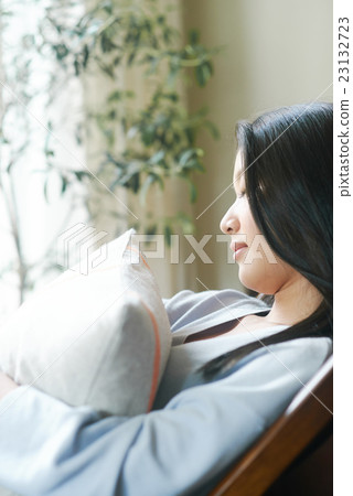 輕鬆地休息在度假的婦女 23132723