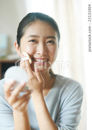 A woman making a make-up for a holiday A woman making a make-up for a holiday 23132804