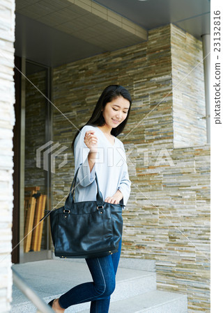 一個女人離開 23132816