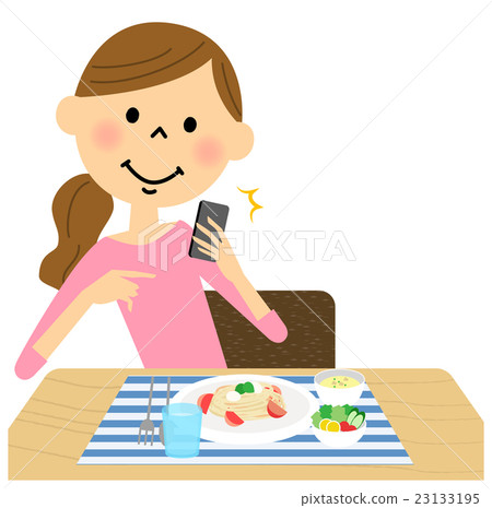 一個女人在吃飯 23133195