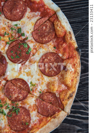 Tasty pepperoni pizza 23133411
