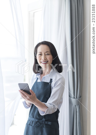 Senior housewife lifestyle 23151888