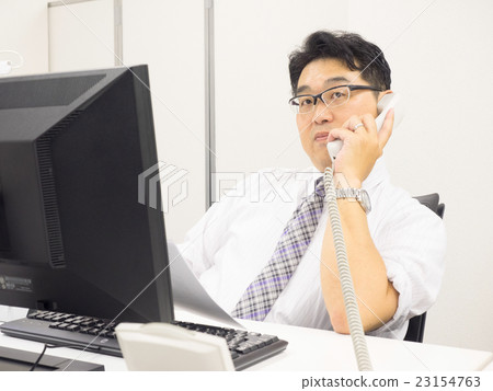 一個商人打電話 23154763