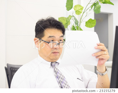 看文件的商人通過轉移鏡片 看文件的商人通過轉移鏡片 23155279