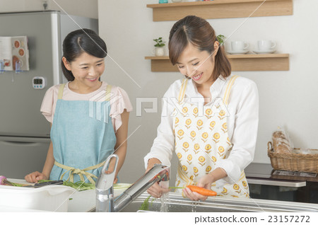 兩個女人做沙拉 23157272