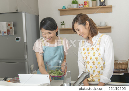 兩個女人做飯 兩個女人做飯 23159203