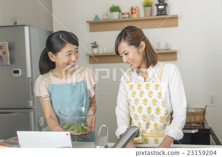 兩個女人做飯 兩個女人做飯 23159204