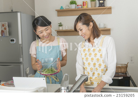兩個女人做飯 兩個女人做飯 23159205