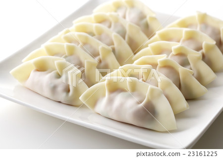 A dumpling making dumpling 23161225